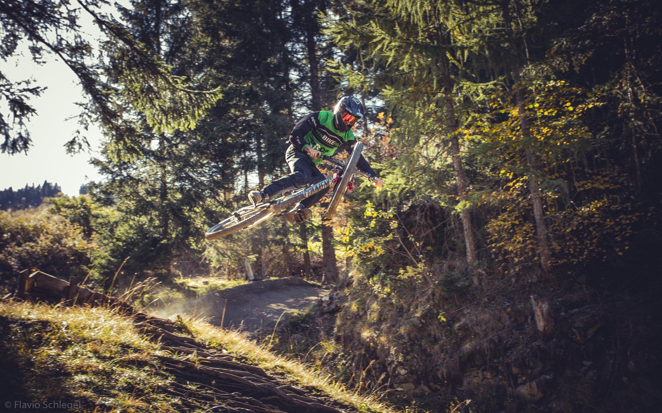 Rider im Sprung über einen Kicker im Wald